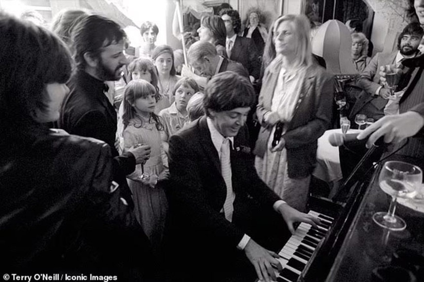 Ảnh hiếm về Beatles ở đỉnh cao trong cuốn sách phát hành kỷ niệm 60 năm album đầu tay của Tứ Quái - Ảnh 12. Ảnh hiếm về Beatles ở đỉnh cao trong cuốn sách phát hành kỷ niệm 60 năm album đầu tay của Tứ Quái - Ảnh 12.