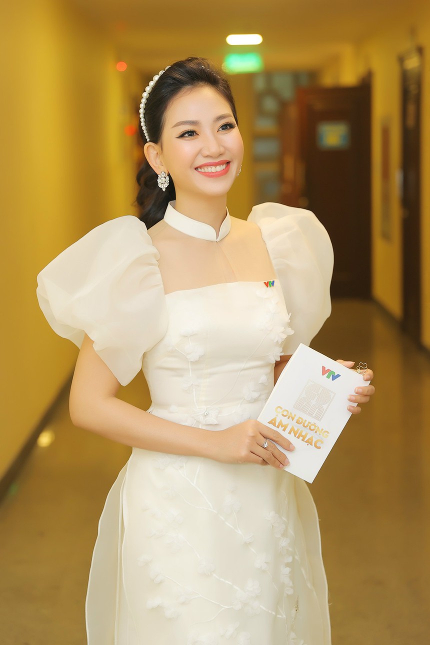 'Con đường âm nhạc' của Tân Nhàn: Nữ Tiến sĩ âm nhạc nặng lòng với âm nhạc truyền thống - Ảnh 6. 'Con đường âm nhạc' của Tân Nhàn: Nữ Tiến sĩ âm nhạc nặng lòng với âm nhạc truyền thống - Ảnh 6.