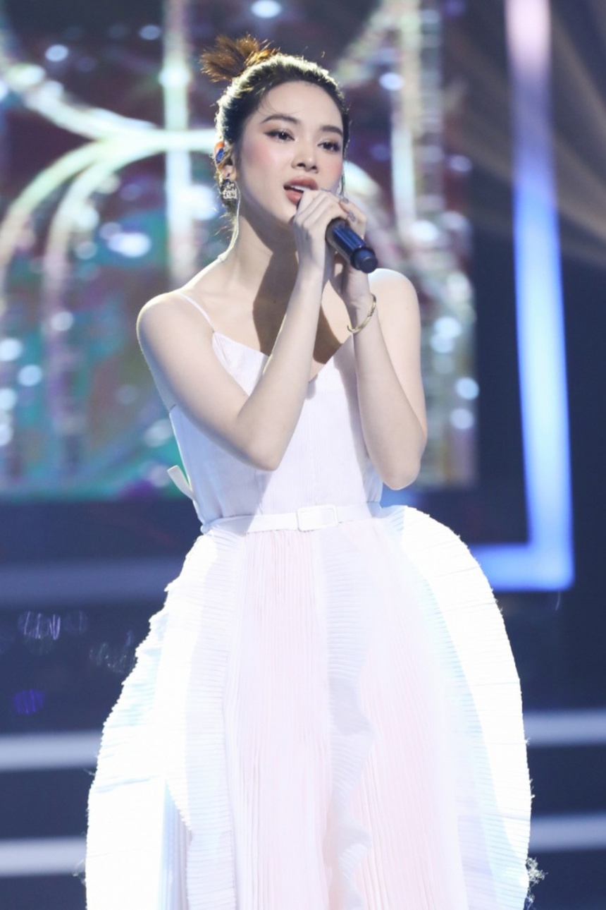 Quỳnh Lương nói về tranh cãi sau khi hát 'Người dưng ngược lối': 'Tôi khóc vì quên lời, chứ không có chuyện nhớ người cũ' - Ảnh 2.