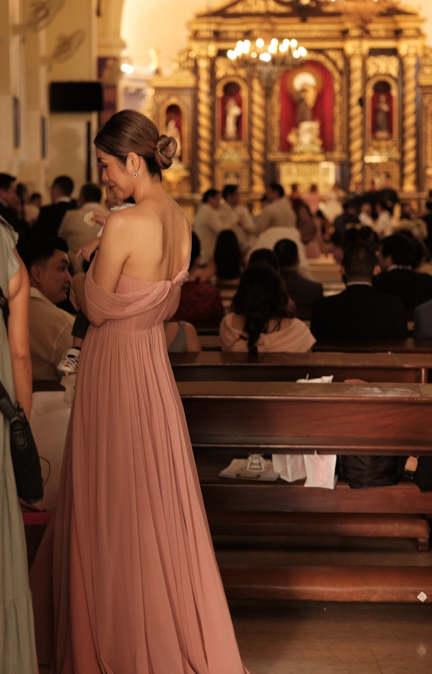 Ảnh xịn trong đám cưới ở nhà thờ của Linh Rin: Hà Tăng khoe 'xương cánh bướm' khi chăm con, Chi Pu toả sáng giữa dàn dâu phụ  - Ảnh 3.