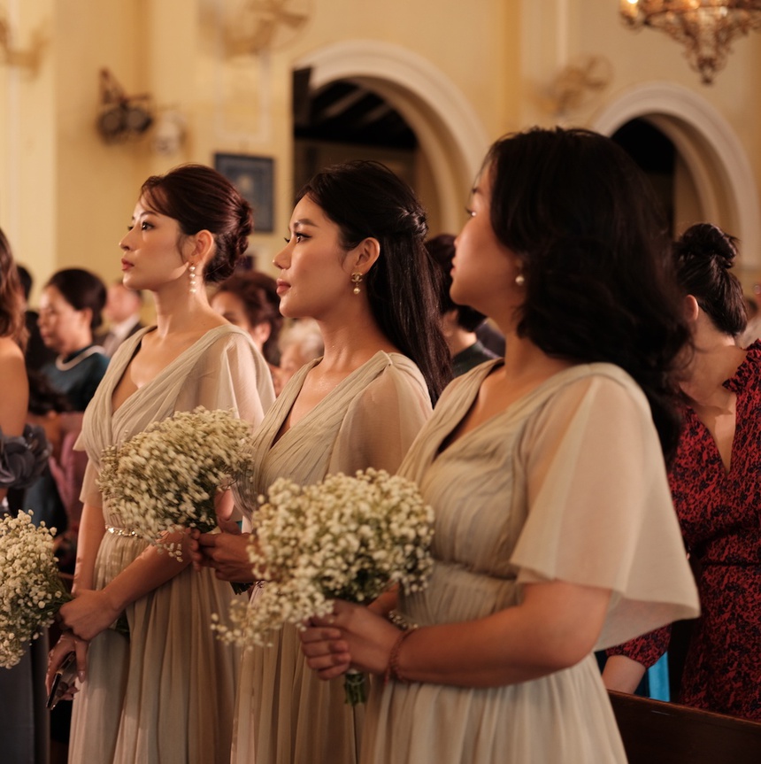 Ảnh xịn trong đám cưới ở nhà thờ của Linh Rin: Hà Tăng khoe 'xương cánh bướm' khi chăm con, Chi Pu toả sáng giữa dàn dâu phụ  - Ảnh 7.