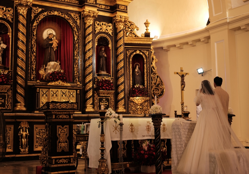 Ảnh xịn trong đám cưới ở nhà thờ của Linh Rin: Hà Tăng khoe 'xương cánh bướm' khi chăm con, Chi Pu toả sáng giữa dàn dâu phụ  - Ảnh 1.