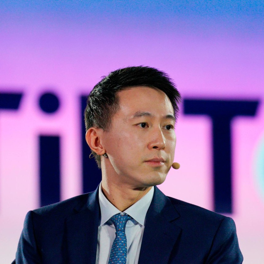 CEO TikTok bất ngờ hot khắp mạng xã hội vì vẻ ngoài điển trai: Phong thái, khí chất chuẩn tổng tài như “xé sách” bước ra - Ảnh 6. CEO TikTok bất ngờ hot khắp mạng xã hội vì vẻ ngoài điển trai: Phong thái, khí chất chuẩn tổng tài như “xé sách” bước ra - Ảnh 6.