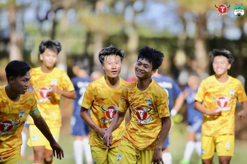 ‘Zidane của HAGL’ được gọi lên U17 Việt Nam đá giải châu Á khiến CĐV phố núi thán phục - Ảnh 4.