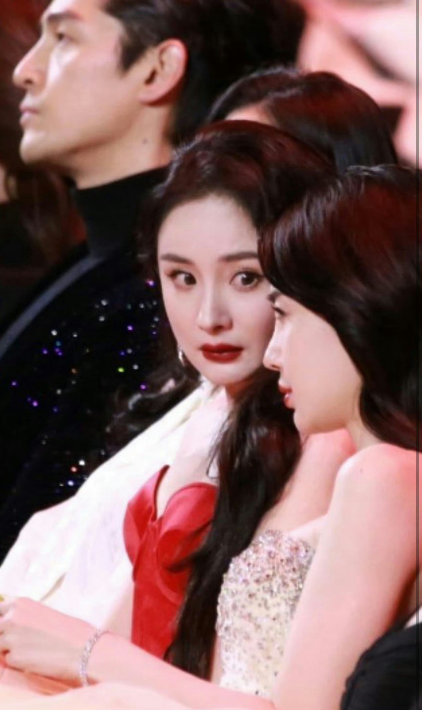 Khoảnh khắc hot nhất đêm hội Weibo: Huỳnh Hiểu Minh phát biểu, vợ cũ Angela Baby thì thầm gì mà khiến Dương Mịch kinh ngạc đến thế? - Ảnh 6.