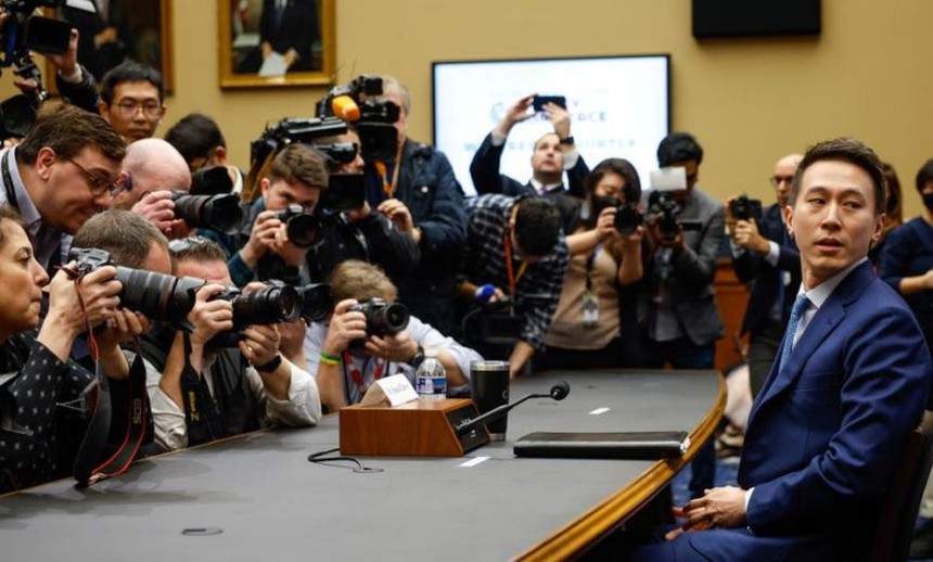 CEO TikTok bất ngờ hot khắp mạng xã hội vì vẻ ngoài điển trai: Phong thái, khí chất chuẩn tổng tài như “xé sách” bước ra - Ảnh 3. CEO TikTok bất ngờ hot khắp mạng xã hội vì vẻ ngoài điển trai: Phong thái, khí chất chuẩn tổng tài như “xé sách” bước ra - Ảnh 3.