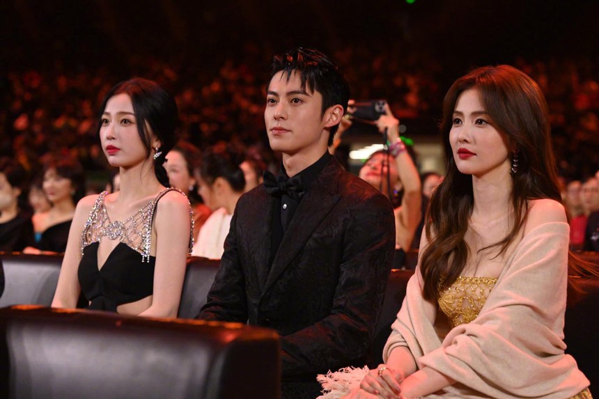 Những khoảnh khắc "đắt giá" trong Đêm hội Weibo: Lưu Diệc Phi hội ngộ Hồ Ca, Angelababy "xì xầm" với Dương Mịch khi Huỳnh Hiểu Minh phát biểu - Ảnh 11. Những khoảnh khắc "đắt giá" trong Đêm hội Weibo: Lưu Diệc Phi hội ngộ Hồ Ca, Angelababy "xì xầm" với Dương Mịch khi Huỳnh Hiểu Minh phát biểu - Ảnh 11.