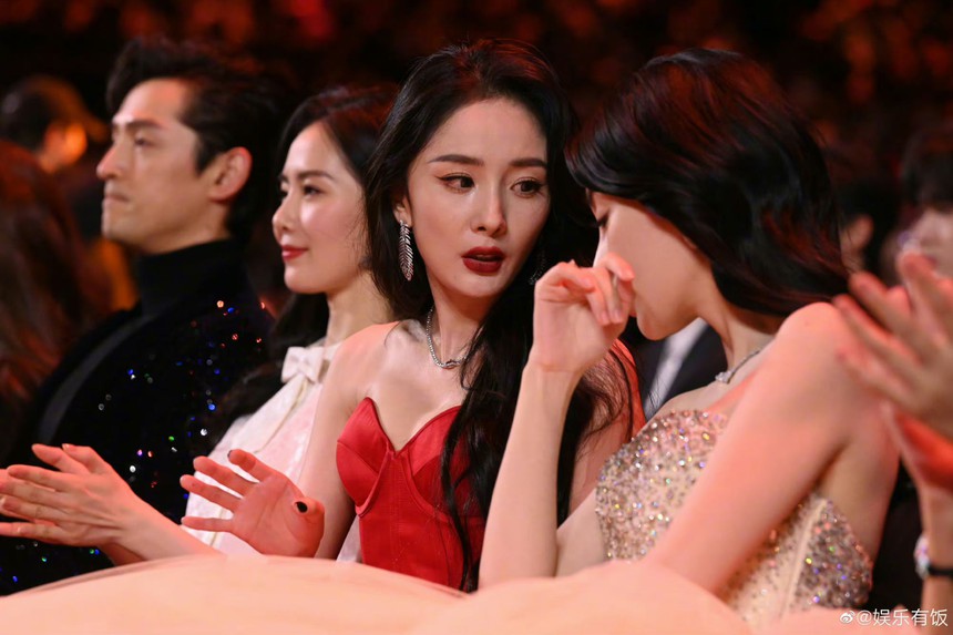 Khoảnh khắc hot nhất đêm hội Weibo: Huỳnh Hiểu Minh phát biểu, vợ cũ Angela Baby thì thầm gì mà khiến Dương Mịch kinh ngạc đến thế? - Ảnh 5.