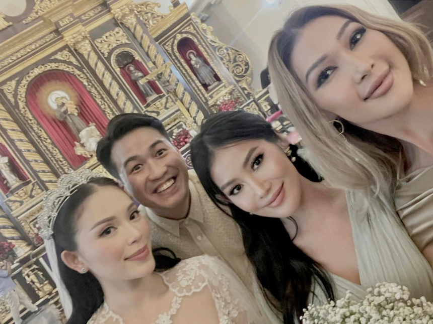 Ảnh xịn trong đám cưới ở nhà thờ của Linh Rin: Hà Tăng khoe 'xương cánh bướm' khi chăm con, Chi Pu toả sáng giữa dàn dâu phụ  - Ảnh 8.