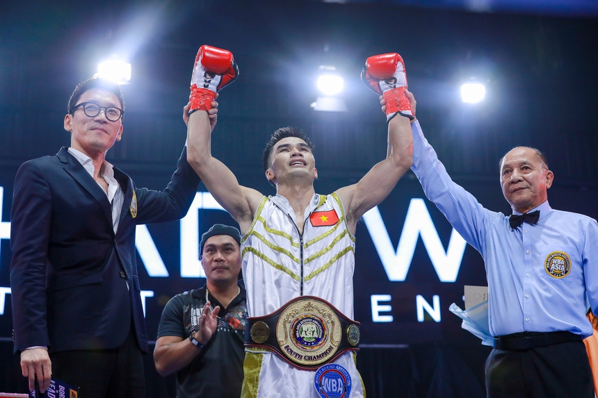 Thắng nghẹt thở võ sĩ số 1 Hàn Quốc, Trương Đình Hoàng bảo vệ đai vô địch châu Á - Ảnh 6. Thắng nghẹt thở võ sĩ số 1 Hàn Quốc, Trương Đình Hoàng bảo vệ đai vô địch châu Á - Ảnh 6.