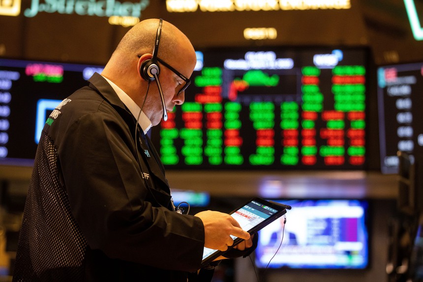 Phố Wall khép lại tuần tăng điểm bất chấp đà giảm mạnh của cổ phiếu Deutsche Bank - Ảnh 1.