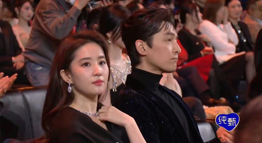 Những khoảnh khắc "đắt giá" trong Đêm hội Weibo: Lưu Diệc Phi hội ngộ Hồ Ca, Angelababy "xì xầm" với Dương Mịch khi Huỳnh Hiểu Minh phát biểu - Ảnh 3. Những khoảnh khắc "đắt giá" trong Đêm hội Weibo: Lưu Diệc Phi hội ngộ Hồ Ca, Angelababy "xì xầm" với Dương Mịch khi Huỳnh Hiểu Minh phát biểu - Ảnh 3.