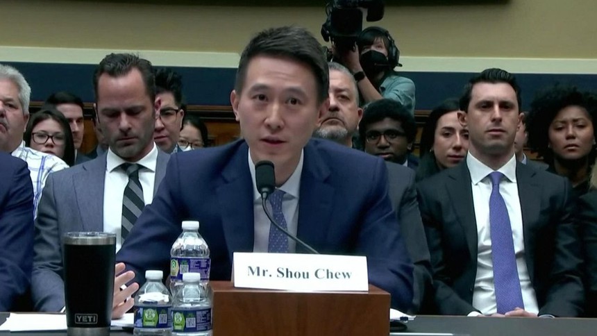 CEO TikTok bất ngờ hot khắp mạng xã hội vì vẻ ngoài điển trai: Phong thái, khí chất chuẩn tổng tài như “xé sách” bước ra - Ảnh 4. CEO TikTok bất ngờ hot khắp mạng xã hội vì vẻ ngoài điển trai: Phong thái, khí chất chuẩn tổng tài như “xé sách” bước ra - Ảnh 4.