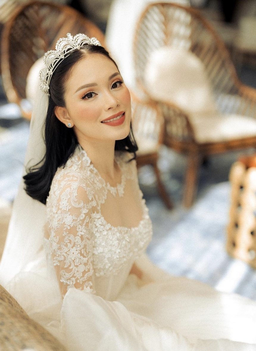 Ảnh xịn trong đám cưới ở nhà thờ của Linh Rin: Hà Tăng khoe 'xương cánh bướm' khi chăm con, Chi Pu toả sáng giữa dàn dâu phụ  - Ảnh 2.