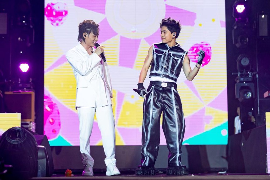 Clip: Trúc Nhân làm gì mà như... 'hôn má' MONO thế này? - Ảnh 5.