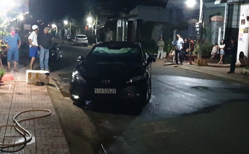 Vụ xe ô tô phát nổ, bốc cháy: Nạn nhân tự mang xăng đốt, tự tử trong xe - Ảnh 1.