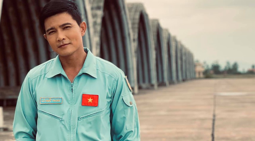 Diễn viên Quang Sự: Từ thầy giáo trường không quân, đến người anh 'thực vật học' trong 'Gia đình mình vui bất thình lình' - Ảnh 5.