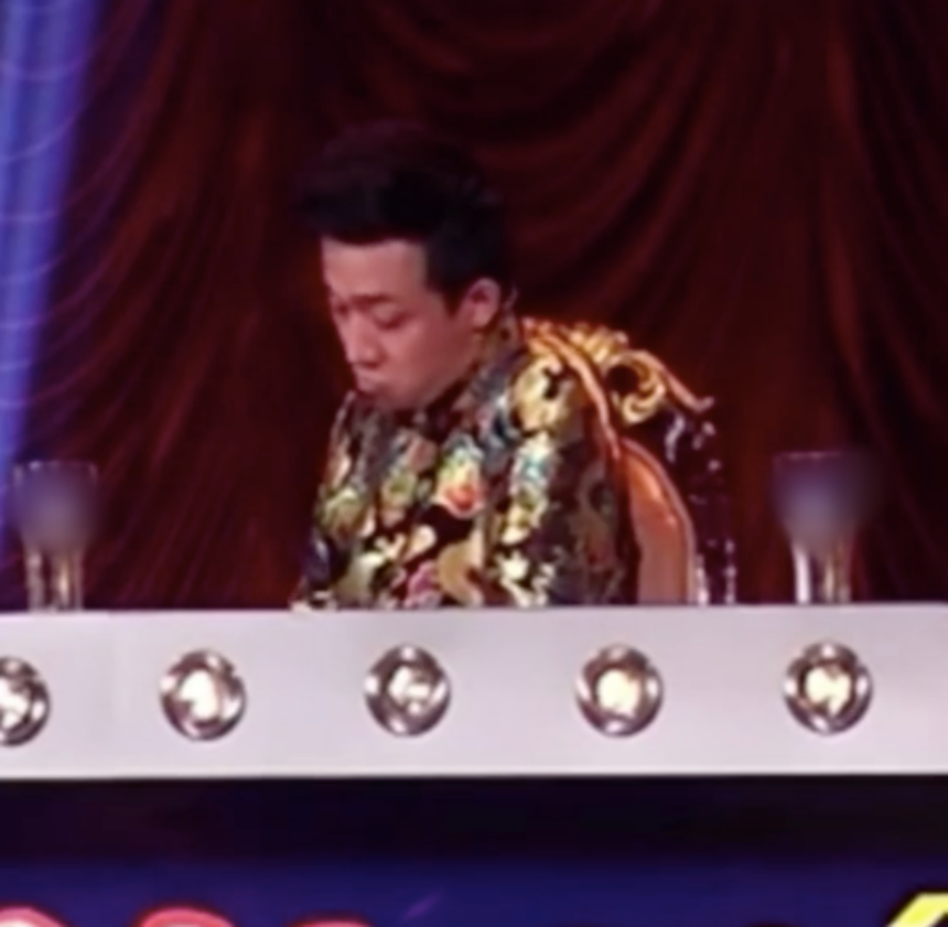 Trấn Thành bị soi biểu cảm nhếch mày, trề môi khi Kiều Oanh khóc nấc kể chuyện mẹ mất trên sóng truyền hình - Ảnh 4.