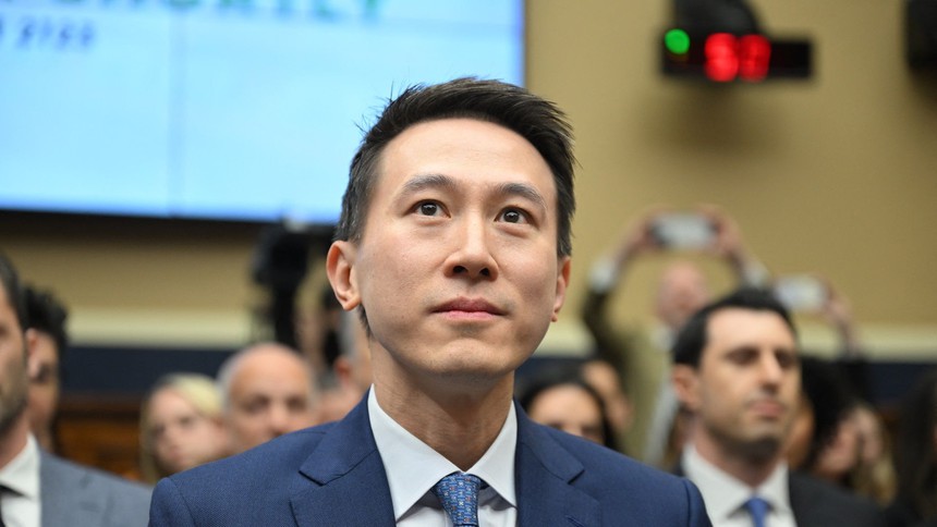 CEO TikTok bất ngờ hot khắp mạng xã hội vì vẻ ngoài điển trai: Phong thái, khí chất chuẩn tổng tài như “xé sách” bước ra - Ảnh 2. CEO TikTok bất ngờ hot khắp mạng xã hội vì vẻ ngoài điển trai: Phong thái, khí chất chuẩn tổng tài như “xé sách” bước ra - Ảnh 2.