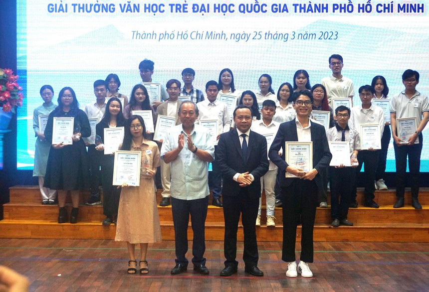 Trao Giải thưởng Văn học trẻ dành cho sinh viên toàn quốc - Ảnh 1.