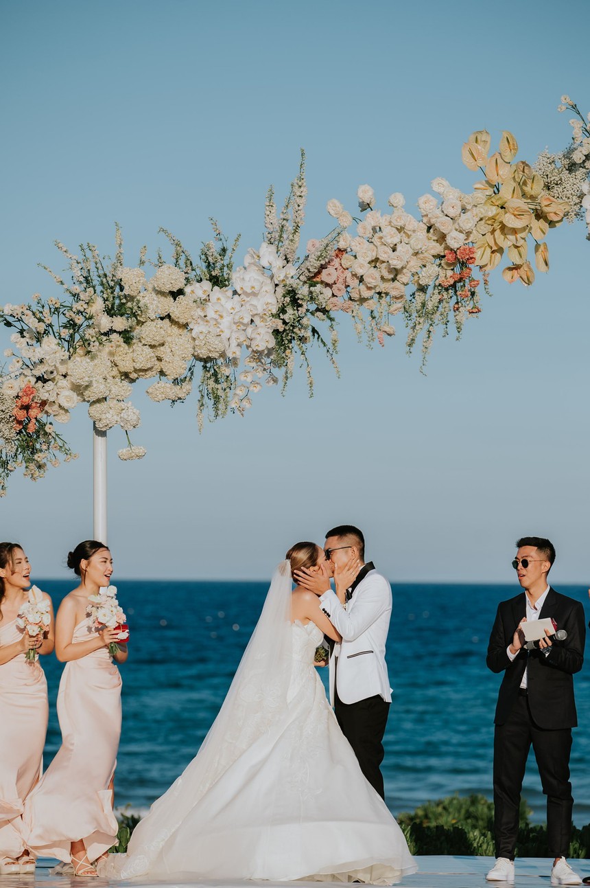 Ảnh cưới nét căng của Linda Ngô và Phong Đạt: Chàng trai yêu tôi năm 17 tuổi đã chính thức thành chồng tôi! - Ảnh 7.