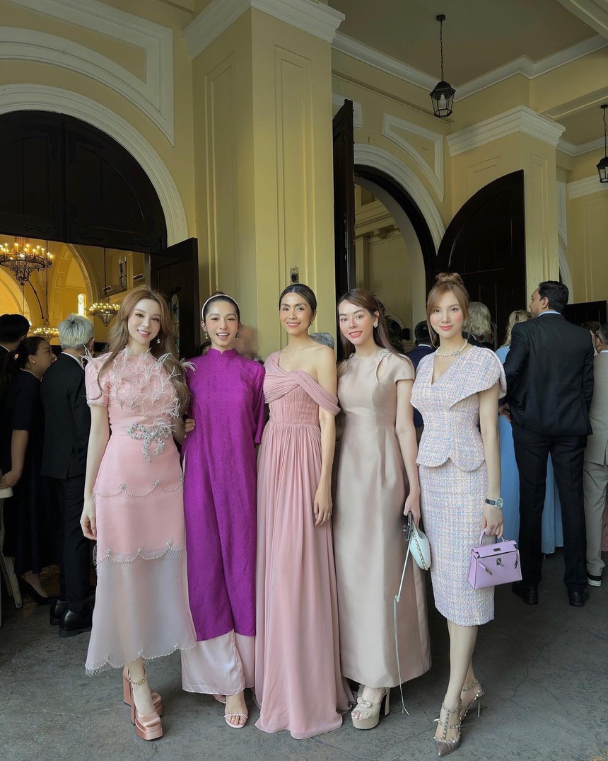 Lộ diện ở đám cưới Linh Rin, một mỹ nhân Việt vướng nghi vấn đang mang thai vì chi tiết này? - Ảnh 4. Lộ diện ở đám cưới Linh Rin, một mỹ nhân Việt vướng nghi vấn đang mang thai vì chi tiết này? - Ảnh 4.