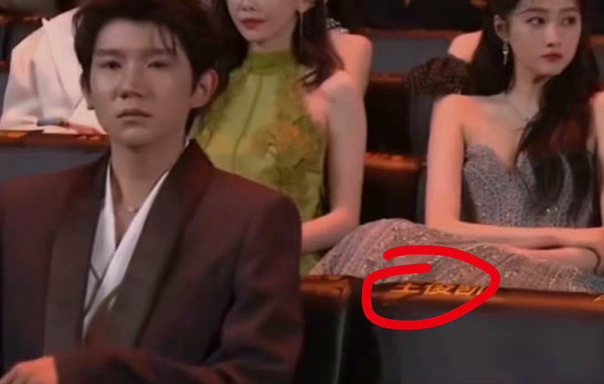 Sóng gió Đêm hội Weibo: Thảm đỏ hoá thảm hoạ, Angela Baby - Ngu Thư Hân gặp tình huống trớ trêu, gây tranh cãi nhất là Đường Yên - Ảnh 15.