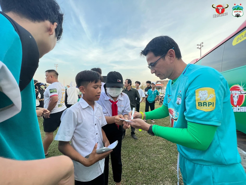 Kiatisuk và HAGL tạo cơn sốt không tưởng khi du đấu, cả ‘biển người’ tới xin chữ ký và chụp ảnh - Ảnh 3. Kiatisuk và HAGL tạo cơn sốt không tưởng khi du đấu, cả ‘biển người’ tới xin chữ ký và chụp ảnh - Ảnh 3.