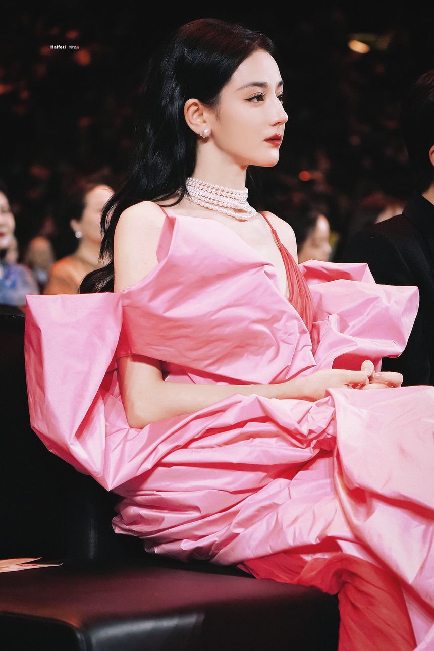 Sóng gió Đêm hội Weibo: Thảm đỏ hoá thảm hoạ, Angela Baby - Ngu Thư Hân gặp tình huống trớ trêu, gây tranh cãi nhất là Đường Yên - Ảnh 9.