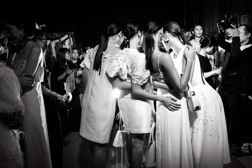 Giấc mơ chữa lành những tổn thương bên trong phái đẹp trong BTS Harmony của IVY moda  - Ảnh 5.