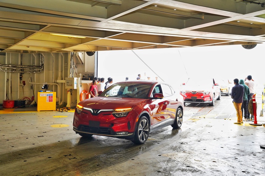 VinFast xuất 1.800 xe VF 8 tới Bắc Mỹ đầu tháng 4: Đi gần 500 km/sạc, cam kết đủ giấy chứng nhận trước khi bán cho khách - Ảnh 2.