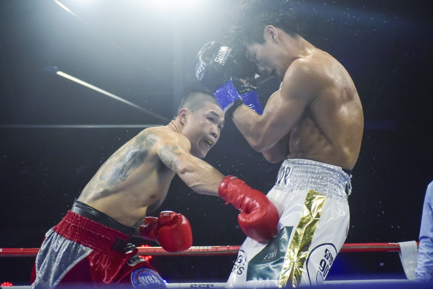 ‘Nam vương’ boxing Trương Đình Hoàng đả bại võ sĩ số 1 Hàn Quốc, bảo vệ chiếc đai vô địch châu Á lịch sử - Ảnh 2. ‘Nam vương’ boxing Trương Đình Hoàng đả bại võ sĩ số 1 Hàn Quốc, bảo vệ chiếc đai vô địch châu Á lịch sử - Ảnh 2.