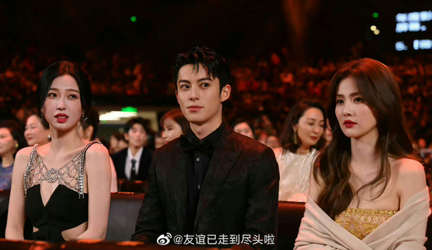 Sóng gió Đêm hội Weibo: Thảm đỏ hoá thảm hoạ, Angela Baby - Ngu Thư Hân gặp tình huống trớ trêu, gây tranh cãi nhất là Đường Yên - Ảnh 11.