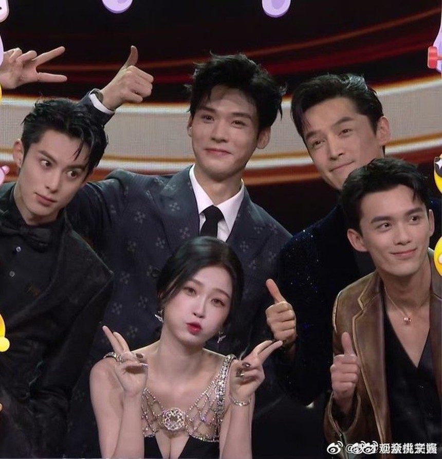 Sóng gió Đêm hội Weibo: Thảm đỏ hoá thảm hoạ, Angela Baby - Ngu Thư Hân gặp tình huống trớ trêu, gây tranh cãi nhất là Đường Yên - Ảnh 13.