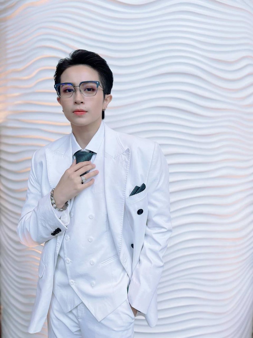 Ngỡ ngàng trước ảnh diện áo dài cực nữ tính của 1 ca sĩ: Nay lột xác với style tomboy, từng vướng tin đồn tình cảm với 2 sao nữ! - Ảnh 11.