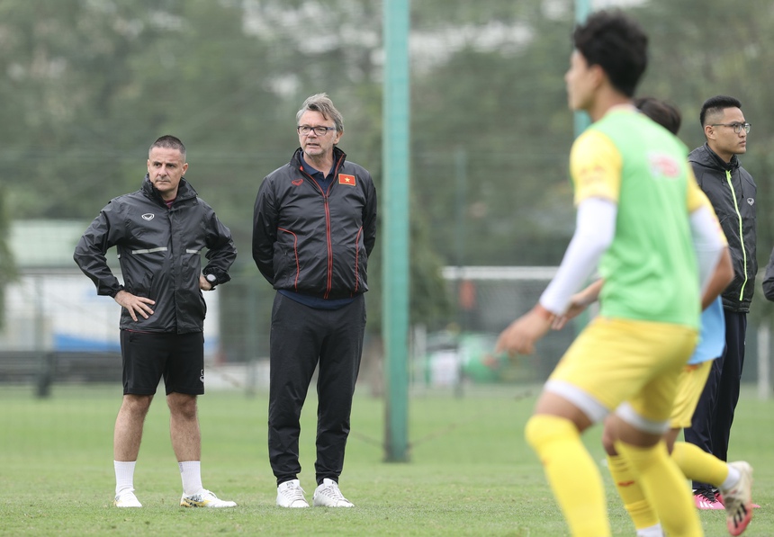 Bóng lăn trong tuần: Sợ nhất là lòng người bại - Ảnh 1. Bóng lăn trong tuần: Sợ nhất là lòng người bại - Ảnh 1.