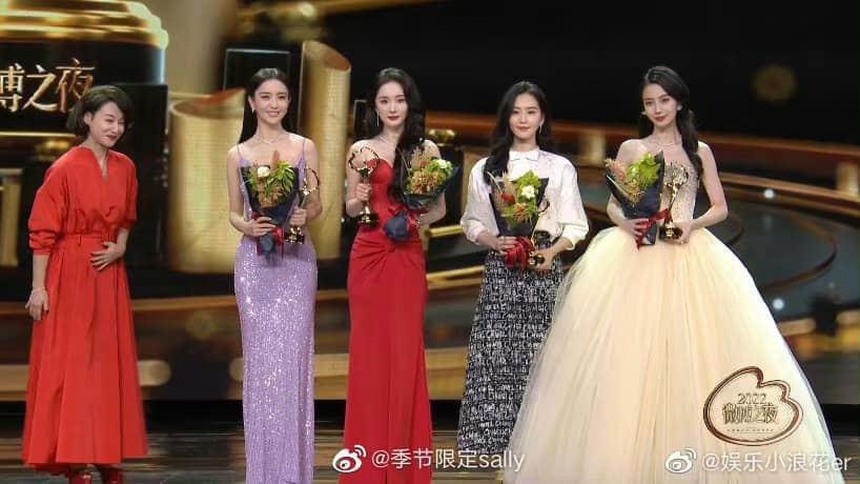 Sóng gió Đêm hội Weibo: Thảm đỏ hoá thảm hoạ, Angela Baby - Ngu Thư Hân gặp tình huống trớ trêu, gây tranh cãi nhất là Đường Yên - Ảnh 21.