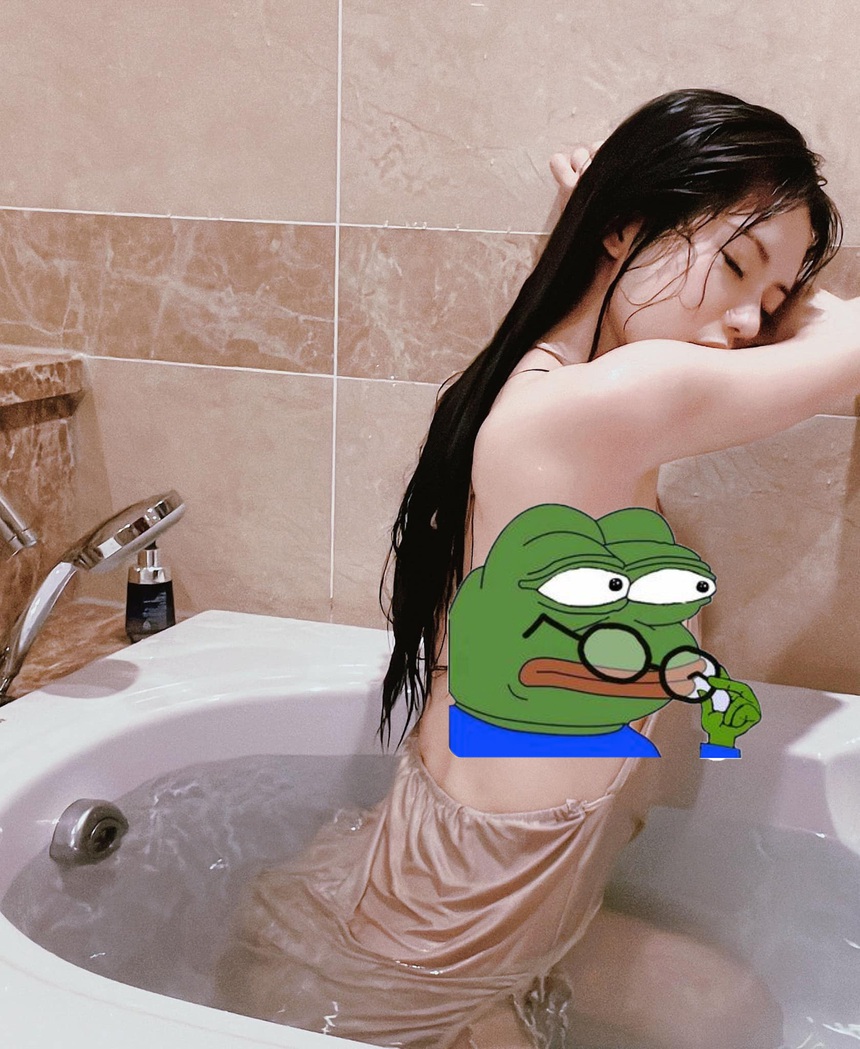 Thay đổi chóng vánh trong một năm nổi tiếng, nữ streamer vốn 'kín cổng cao tường' giờ mê tung ảnh hở bạo - Ảnh 3. Thay đổi chóng vánh trong một năm nổi tiếng, nữ streamer vốn 'kín cổng cao tường' giờ mê tung ảnh hở bạo - Ảnh 3.