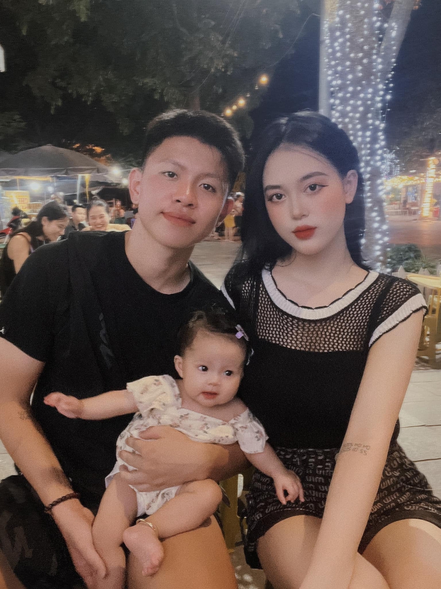 Vợ đội trưởng U23 Việt Nam khoe body nóng bỏng dù đang chăm con mọn, đúng là 'gái một con trông mòn con mắt' - Ảnh 1.