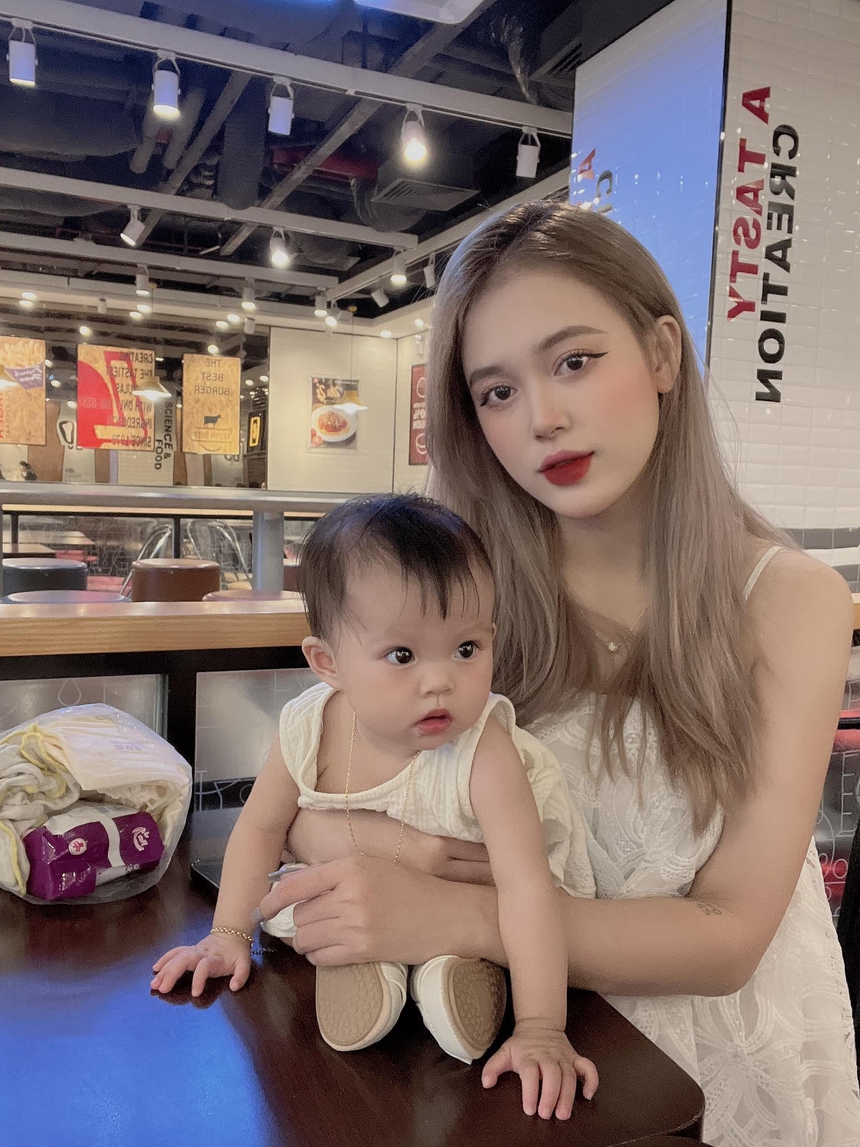 Vợ đội trưởng U23 Việt Nam khoe body nóng bỏng dù đang chăm con mọn, đúng là 'gái một con trông mòn con mắt' - Ảnh 8.