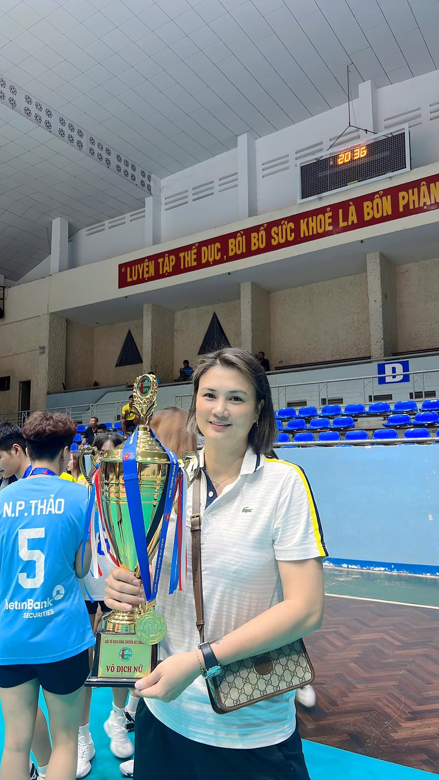 Hoa khôi bóng chuyền Kim Huệ: Bất ngờ với nhan sắc tuổi 41 nóng bỏng, quyến rũ - Ảnh 7.