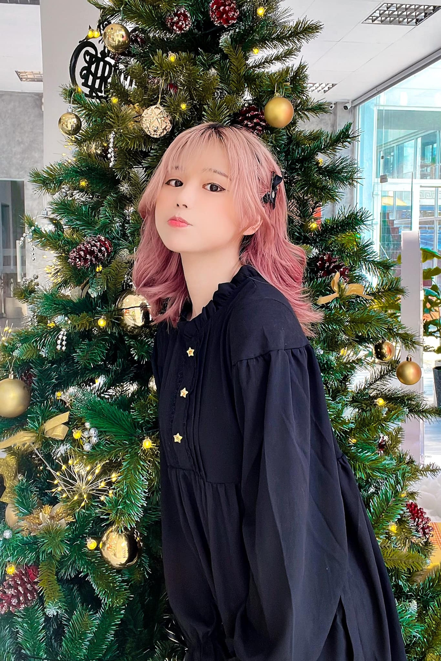 Thay đổi chóng vánh trong một năm nổi tiếng, nữ streamer vốn 'kín cổng cao tường' giờ mê tung ảnh hở bạo - Ảnh 1. Thay đổi chóng vánh trong một năm nổi tiếng, nữ streamer vốn 'kín cổng cao tường' giờ mê tung ảnh hở bạo - Ảnh 1.