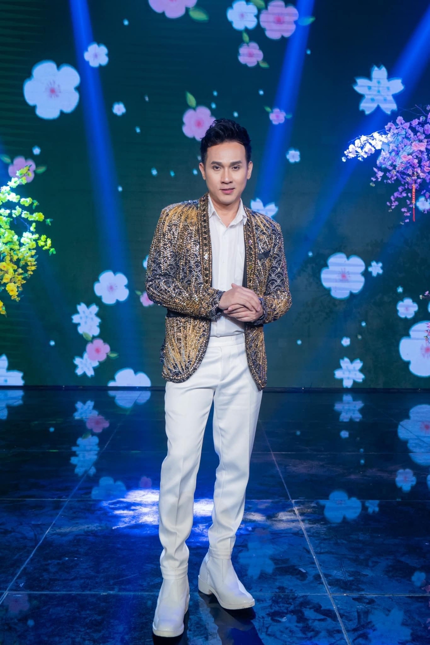 Ca sĩ Nguyên Vũ: "Góp ý phê bình để khán giả không nghĩ chúng ta bầy đàn bao che bênh vực nhau" - Ảnh 1. Ca sĩ Nguyên Vũ: "Góp ý phê bình để khán giả không nghĩ chúng ta bầy đàn bao che bênh vực nhau" - Ảnh 1.