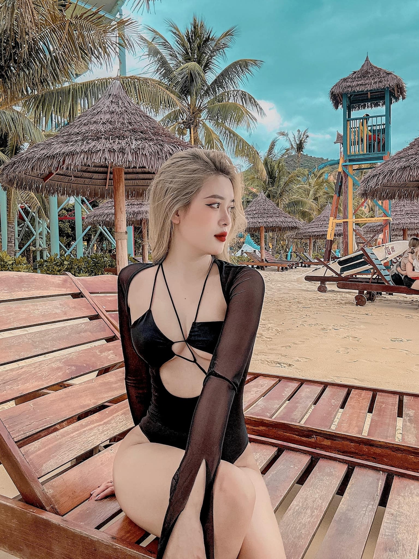 Vợ đội trưởng U23 Việt Nam khoe body nóng bỏng dù đang chăm con mọn, đúng là 'gái một con trông mòn con mắt' - Ảnh 2.