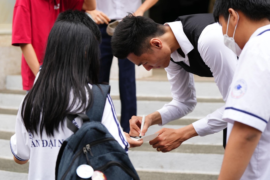 Độc lạ phong cách đi rước dâu của tuyển thủ 'khủng long' 2,03m, diện giày thi đấu bóng rổ cực ngầu - Ảnh 8.