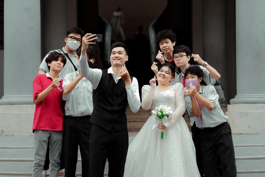 Độc lạ phong cách đi rước dâu của tuyển thủ 'khủng long' 2,03m, diện giày thi đấu bóng rổ cực ngầu - Ảnh 6.