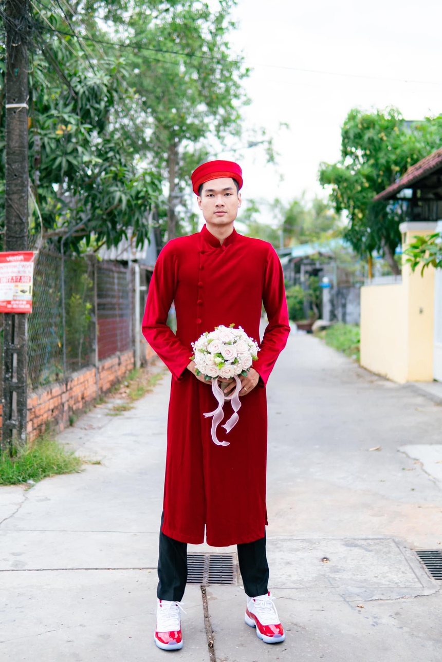 Độc lạ phong cách đi rước dâu của tuyển thủ 'khủng long' 2,03m, diện giày thi đấu bóng rổ cực ngầu - Ảnh 2.