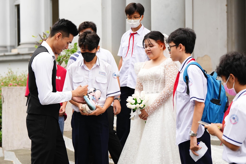 Độc lạ phong cách đi rước dâu của tuyển thủ 'khủng long' 2,03m, diện giày thi đấu bóng rổ cực ngầu - Ảnh 7.