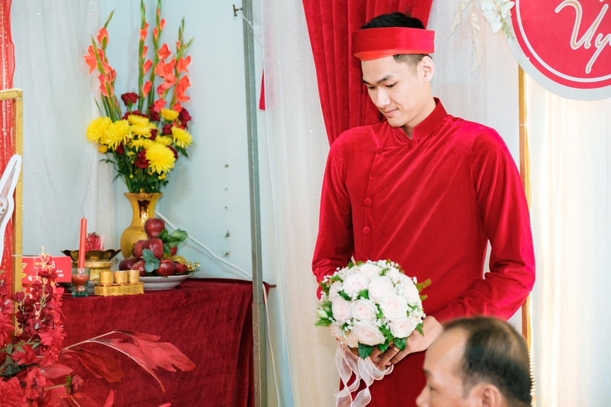 Độc lạ phong cách đi rước dâu của tuyển thủ 'khủng long' 2,03m, diện giày thi đấu bóng rổ cực ngầu - Ảnh 3.