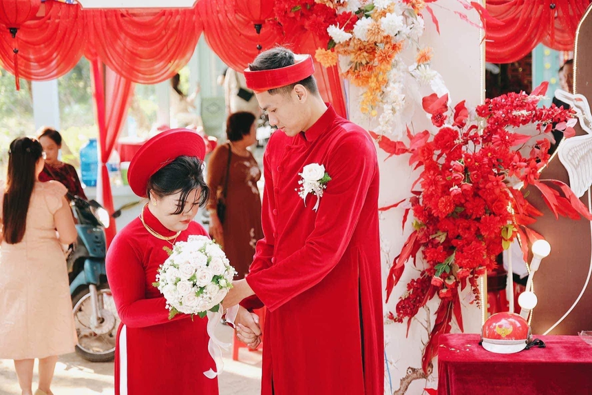 Độc lạ phong cách đi rước dâu của tuyển thủ 'khủng long' 2,03m, diện giày thi đấu bóng rổ cực ngầu - Ảnh 5.